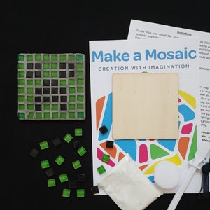 Puede incluir: Un kit de mosaico con una plantilla de madera, azulejos verdes y negros, lechada blanca, un esparcidor e instrucciones. Las instrucciones dicen "Make a Mosaic, Creation with Imagination".