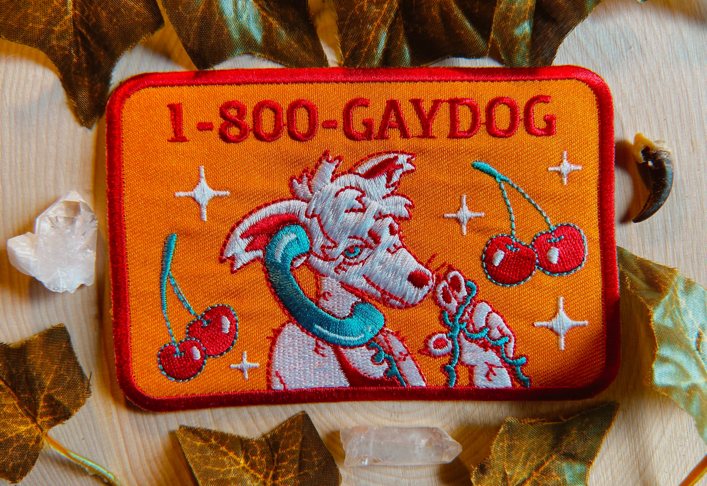 1-800-GAYDOG 刺繍パッチ：レトロな犬のデザイン - Etsy 日本