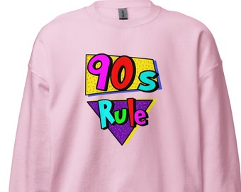 Puede incluir: Sudadera rosa con un diseño gráfico del texto "90s Rule" en un estilo retro colorido.
