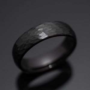 Zwarte Obsidiaan gehamerd wolfraam trouwring ring in 6 mm breedte