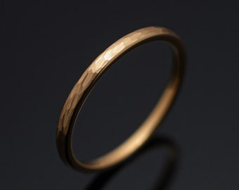 Gehämmert gebürstet Gelbgold Wolframcarbid Unisex Band, gebürstet Ring, 2 mm, Herrenring, Hochzeits-Damenring, Wolframcarbid,