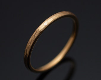 Gehämmert gebürstet Gelbgold Wolframcarbid Unisex Band, gebürstet Ring, 2mm, Herrenring, Hochzeit Damenring, Wolframcarbid,