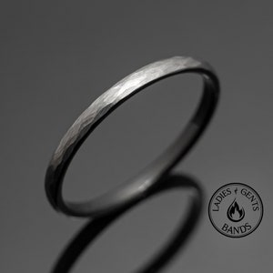 Juego de anillos de boda estilo obsidiana de plata martillada para él y para ella, bandas activas de tungsteno negro de 2 mm/6 mm imagen 4