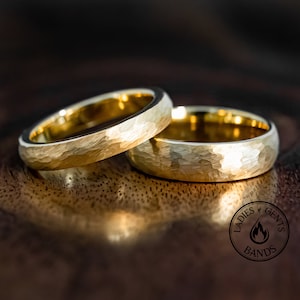 ゴールドハンマー加工タングステン製結婚指輪セット（彼と彼女用）、4mm/6mmバンド