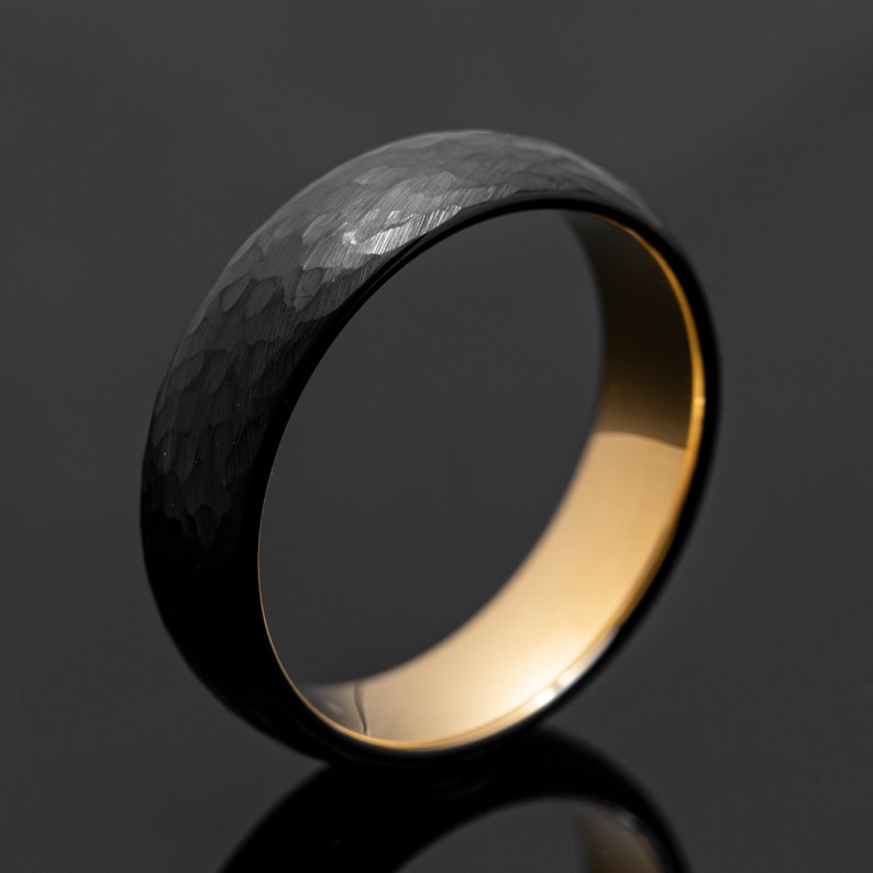 Juego de anillos de boda de tungsteno y oro de obsidiana martillada negra para él y para ella, bandas de 2 mm/6 mm imagen 4
