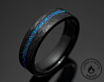 Anillo de bodas estilo obsidiana martillada negra con ópalo Neptuno de 6 mm
