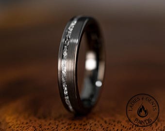 Meteorit gebürsteter Ehering in 4 mm, schwarzer Obsidian Herren- und Damenring