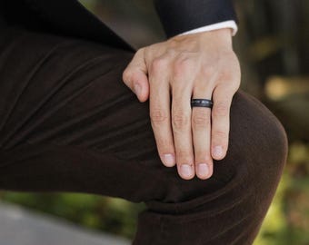 ブラックハンマー仕上げの隕石タングステン製メンズ結婚指輪｜幅8mmの