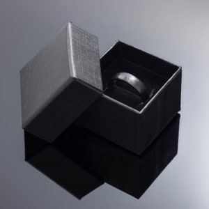 Juego de anillos de boda de tungsteno y oro de obsidiana martillada negra para él y para ella, bandas de 2 mm/6 mm imagen 7