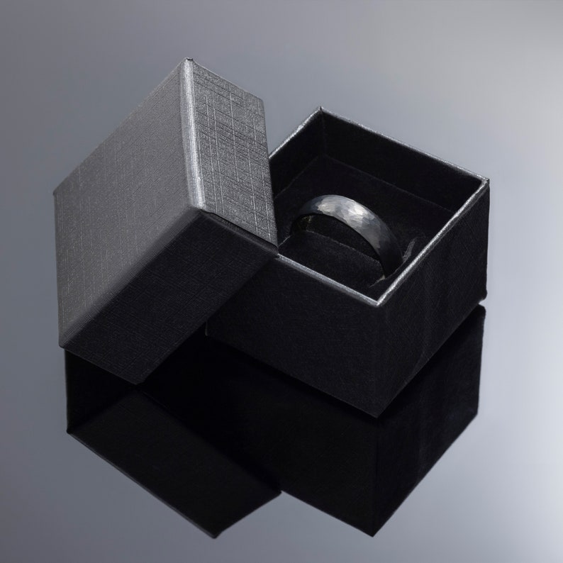 Juego de anillos de boda de tungsteno y oro de obsidiana martillada negra para él y para ella, bandas de 2 mm/6 mm imagen 7