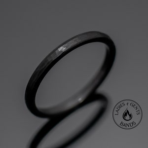 ブラックオブシディアン ハンマー加工 タングステンリング、2mm ラウンドドームデザイン、メンズリング、レディースリング、記念日、結婚指輪、婚約指輪