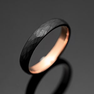 2mm/4mm gehamerd Obsidiaan Rose Gold Wolfraam trouwring set voor hem en haar, zwarte gehamerd trouwring set afbeelding 5