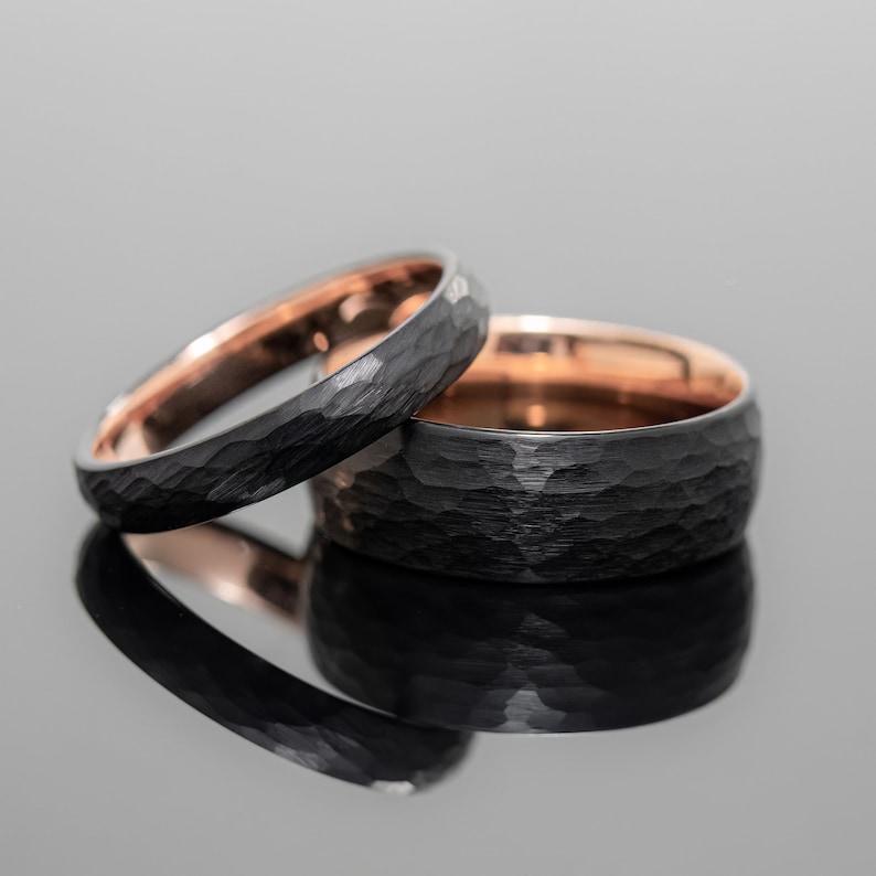 4 mm/8 mm gehämmertes Obsidian-Ehering-Set aus Wolframcarbid in Roségold für Sie und Ihn, schwarz gehämmertes Ehering-Set Bild 2