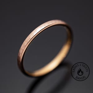 Anello nuziale in oro rosa martellato con intarsi in oro / Anello nuziale da donna in tungsteno da 2 mm
