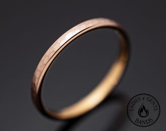 ハンマー仕上げのローズゴールドタングステン製結婚指輪（ゴールド象嵌入り） - 2mm