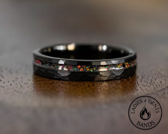 Anello nuziale martellato, anello con opale di ossidiana nera da 4 mm, anello unisex in carburo di tungsteno, fede nuziale da donna