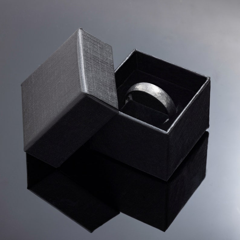 Juego de anillos de boda estilo obsidiana de plata martillada para él y para ella, bandas activas de tungsteno negro de 2 mm/6 mm imagen 7