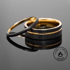 Schwarz gebürstet Obsidian Wolfram Hochzeit Ring Set für Sie und Ihn mit Gold Inlay, 2 mm / 6 mm Bands aktiv