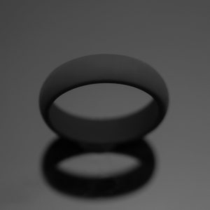 Op de afbeelding: Een zwarte siliconen ring, een populair alternatief voor traditionele metalen trouwringen.
