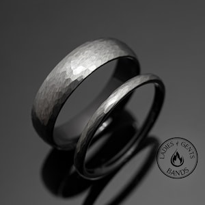 Juego de anillos de boda estilo obsidiana de plata martillada para él y para ella, bandas activas de tungsteno negro de 2 mm/6 mm imagen 1