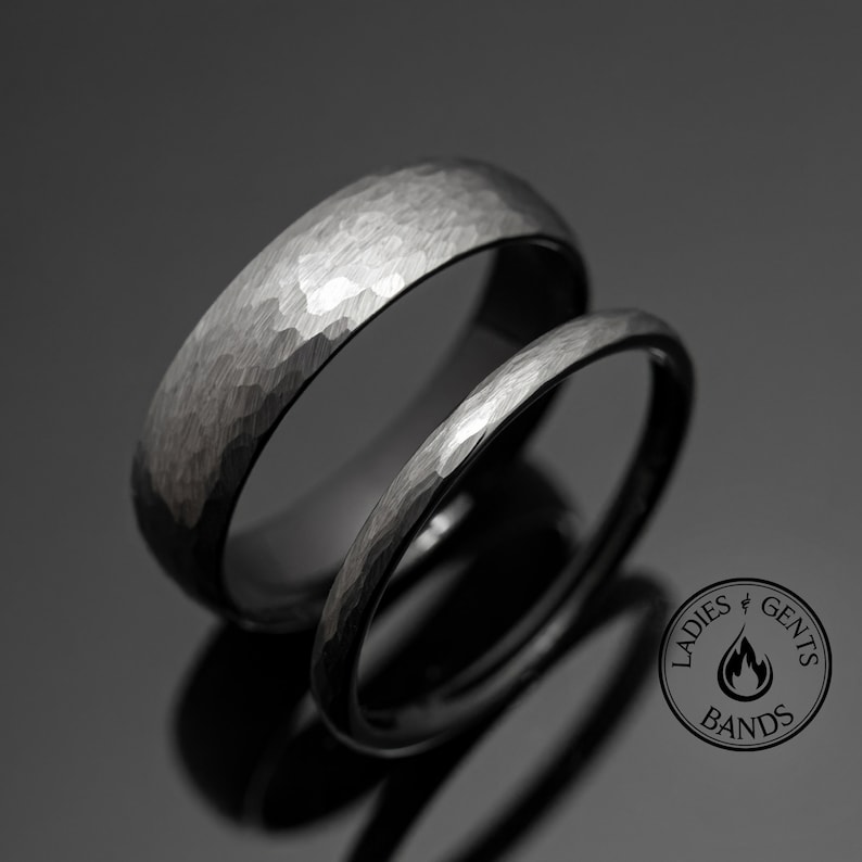 Juego de anillos de boda estilo obsidiana de plata martillada para él y para ella, bandas activas de tungsteno negro de 2 mm/6 mm imagen 1