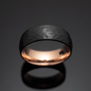 4 mm/8 mm gehämmertes Obsidian-Ehering-Set aus Wolframcarbid in Roségold für Sie und Ihn, schwarz gehämmertes Ehering-Set Bild 5