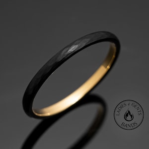 ブラックオブシディアンゴールドハンマータングステンリング、2mmラウンドドームデザイン、結婚指輪、ユニセックスエンゲージリング