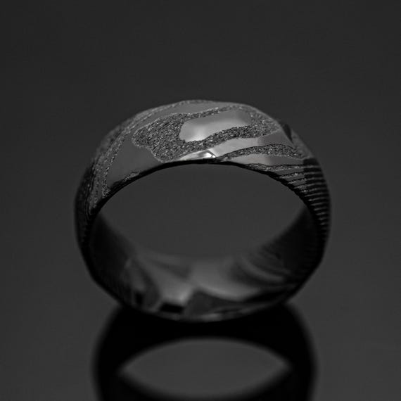 ブラックダマスカスハンマーリング｜ユニークなメンズ結婚指輪