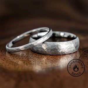 シルバーハンマー加工結婚指輪セット（彼と彼女用）、2mm/6mmタングステンバンド（アクティブ）