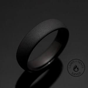 Anillo de bodas de 6 mm con acabado arenado negro, alianza para hombre con acabado arenado en obsidiana negra.