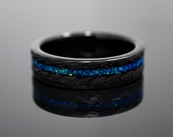 Anillo de boda hecho a mano de ópalo de Neptuno negro martillado estilo obsidiana de 6 mm