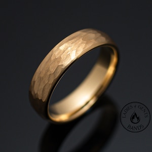 Goud gehamerde wolfraam trouwring met een breedte van 6 mm