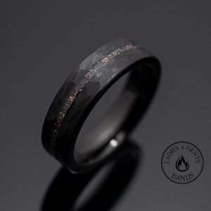 Anello nuziale in opale di Bello martellato nero, anello nuziale in opale di tungsteno da uomo