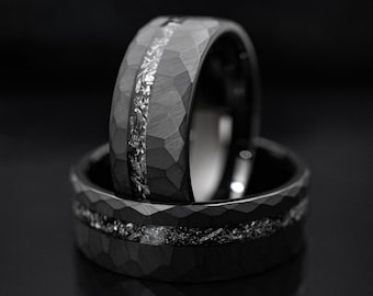 ブラックハンマー仕上げの隕石タングステン製メンズ結婚指輪｜幅8mmの