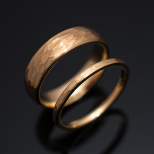 Conjunto de anillos de boda de tungsteno martillado dorado para él y para ella, bandas de 2 mm/6 mm.