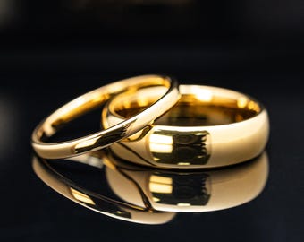 Set di fedi nuziali in tungsteno in oro giallo lucido - Fedi nuziali a cupola lucidate da 2 mm e 6 mm / Set di fedi di fidanzamento in oro, set di anelli di coppia placcati in oro