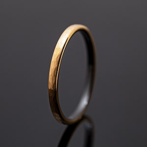 ゴールドハンマー加工のブラックタングステンリング、ブラックインレイデザイン、女性用リング、記念日、結婚指輪、婚約指輪、幅2mm
