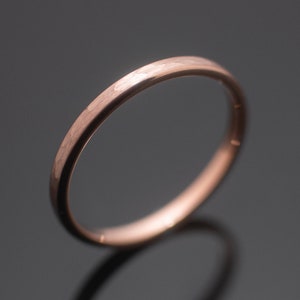 Fede nuziale unisex in tungsteno martellato in oro rosa sottile da 2 mm