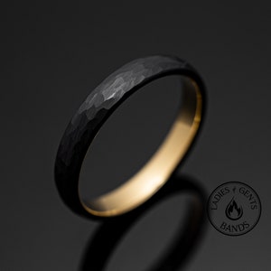 4mmの槌目加工の黒曜石タングステンカーバイド製結婚指輪（ゴールドインレイ付き）