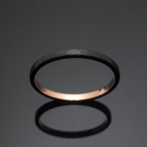 2mm/4mm gehamerd Obsidiaan Rose Gold Wolfraam trouwring set voor hem en haar, zwarte gehamerd trouwring set afbeelding 4