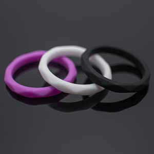 Women&#39;s Silicone Wedding Band Set, Ring Pack of 3, White Black & Purple
