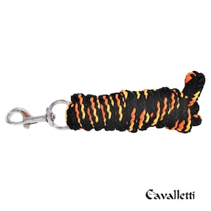 Op de afbeelding: Een zwart en oranje paardentouw met een zilverkleurige metalen clip. Het touw is gemaakt van gevlochten materiaal en heeft een patroon van oranje en gele strepen. De merknaam "Cavalletti" staat onderaan afgedrukt.