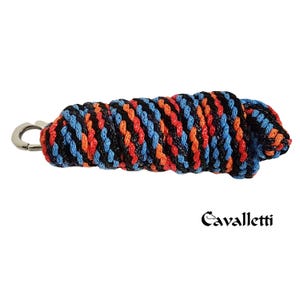 Op de afbeelding: Een gevlochten touw in zwart, blauw en oranje met een zilveren metalen sluiting. Het touw is strak geweven. Het woord "Cavalletti" is gedrukt in een decoratief lettertype.