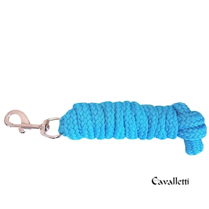 Op de afbeelding: Een helder turquoise paardenloodlijn met een zilverkleurige metalen sluiting. Het touw is strak gevlochten en heeft een lus aan het uiteinde. Het woord "Cavalletti" is in zwart schrift gedrukt.