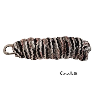 Op de afbeelding: Een veelkleurige paardenlijn met een zilverkleurige metalen sluiting. Het touw is gemaakt van gevlochten vezels in tinten zwart, wit, grijs en bruin. De tekst "Cavalletti" is zwart gedrukt.