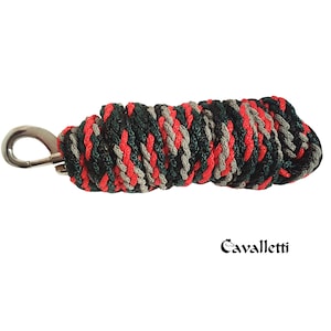 Op de afbeelding: Een gevlochten paardenlijn in een mix van rood, groen en grijs. Het touw is opgerold en heeft aan één uiteinde een zilverkleurige metalen sluiting. De merknaam "Cavalletti" is in zwarte letters gedrukt.