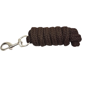 Op de afbeelding: Een opgerold bruin paardentouw met een zilverkleurige metalen karabijnhaak. Het touw is strak geweven en ziet er duurzaam uit. De karabijnhaak is een standaard ontwerp, klaar voor bevestiging.