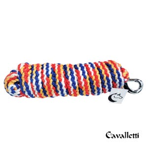Op de afbeelding: Een veelkleurige paardenlijn met rood, wit, blauw en geel geweven strengen. De lijn heeft een zilverkleurige sluiting en een label met een paardenkoplogo en het woord "Cavalletti".