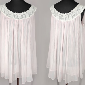 Frilly women&#39;s top, pale pink vintage nightshirt with lace collar, 70s romantic sleeveless nightwear