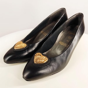 Black leather vintage pumps, 80&#39;s court shoes with golden heart design, women&#39;s shoes with pointy toe, medium heel prom shoes